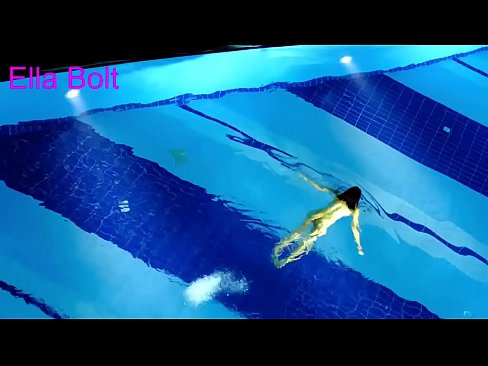 ❤️ मी पाहणे थांबवू शकत नाही, तरुण गोरा ELLA BOLT रिसॉर्ट पूलमध्ये नग्न पोहताना पकडला गेला गुदद्वारासंबंधीचा अश्लील ❤